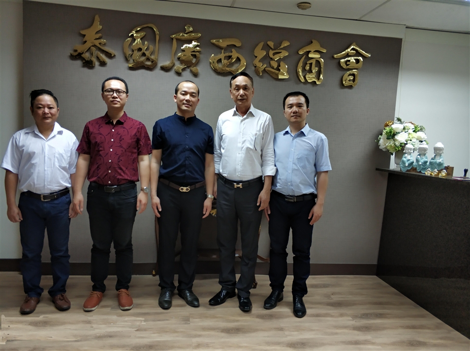 從左往右依次為國際部合伙人林健偉先生（左一），國際部總監吳琪先生（左二），執行董事粟宥朝先生（左三），商會(huì )主席李宇明（右二），國際部合伙人黃文超先生（右一）