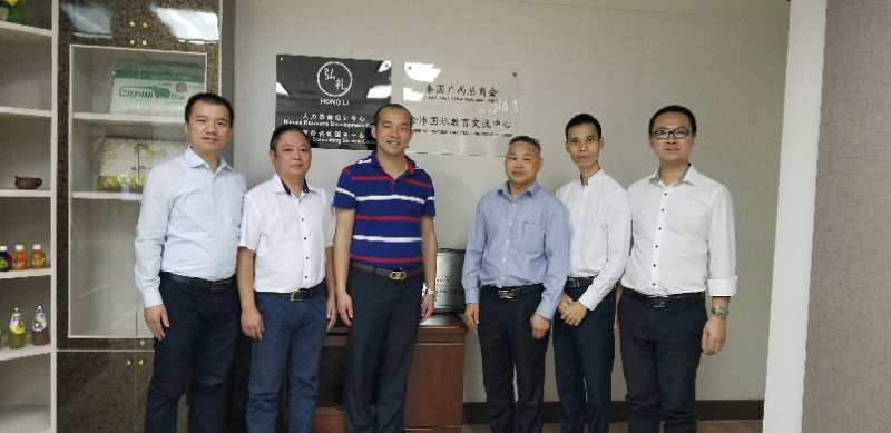 國際部合伙人黃文超（左一），林健偉（左二）國際部總監(jiān)吳琪（右一）執(zhí)行董事粟宥朝（左三），泰國廣西總商會(huì)副主席劉漢政（右二），泰國華人青年商會(huì)會(huì)長(zhǎng)助理黃志乾(右三)