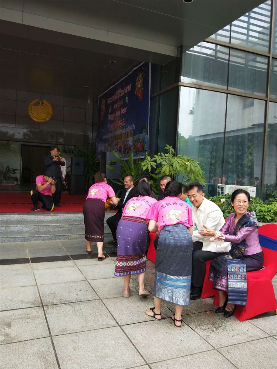 老撾駐廣西留學(xué)生代表將浸有花瓣的香水灑客人的手上，表示對嘉賓的美好祝福（圖二）