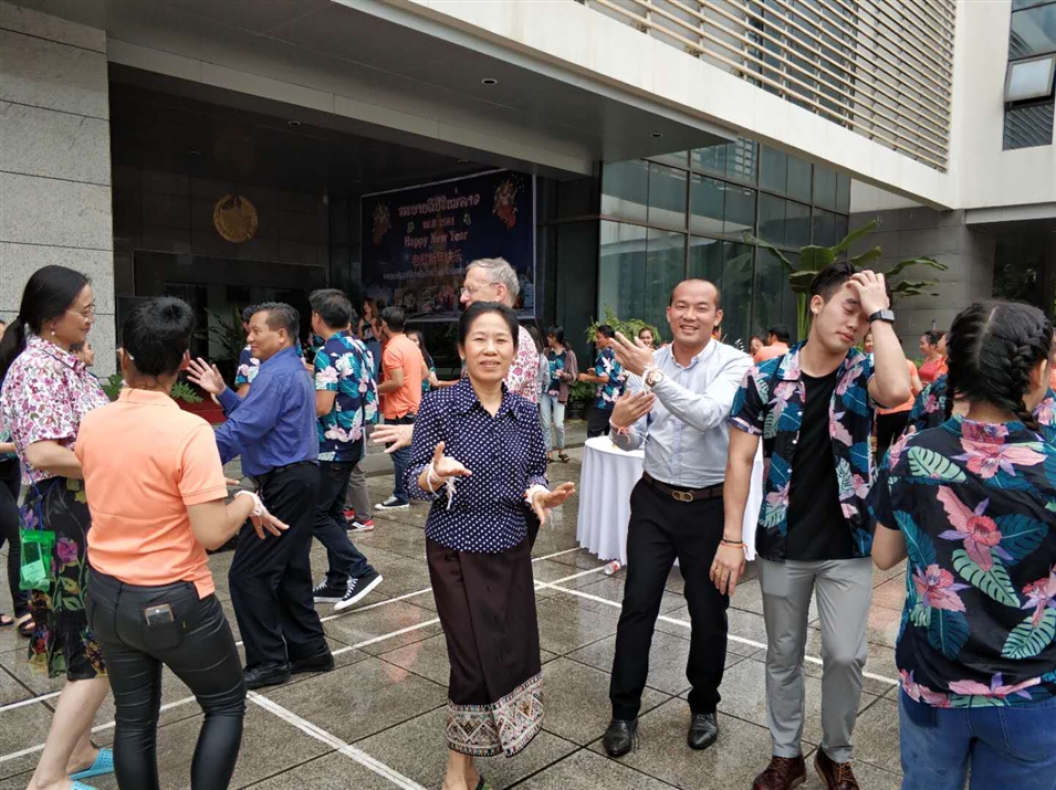 老撾駐南寧總領(lǐng)事萬(wàn)?！ぞS麗雅彭女士與廣西金沛教育執行董事粟宥朝先生一起在總領(lǐng)事館廣場(chǎng)載歌載舞