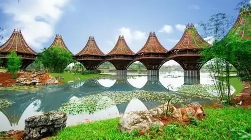 圖為中國-東盟友誼館。該建筑以廣西的風(fēng)雨橋為原型，寓意“手拉手，心連心”。表達中國與東盟十國睦鄰友好、合作共贏(yíng)之意。