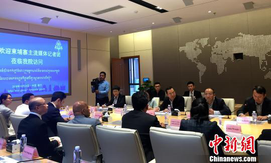 柬埔寨主流媒體采訪(fǎng)團在廣西大學(xué)與師生交流。