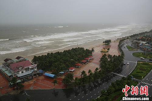 資料圖：2017年11月5日，越南峴港某處海灘風(fēng)雨交加。