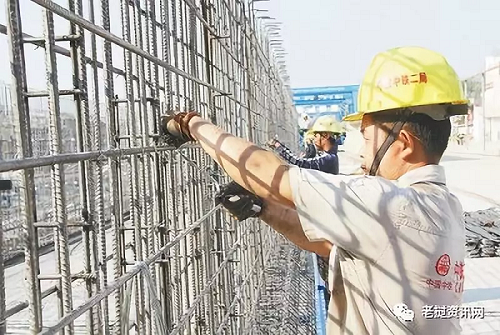 在中老鐵路萬(wàn)象制梁場(chǎng)，中老兩國技術(shù)人員正在進(jìn)行橋梁預制。本報記者 孫廣勇攝