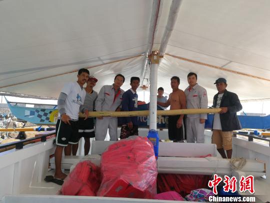 中國援助菲律賓PGN大橋工程可行性研究項目”（ThePanay-Guimaras-NegrosBridgeProject）海洋水深測量勘測人員，3月1日在吉馬拉斯海峽作業(yè)時(shí)，成功營(yíng)救兩名菲律賓落水漁民。圖為兩位漁民及家屬對進(jìn)行營(yíng)救的中國勘測人員合影表達感謝。 中交公路規劃設計院有限公司 攝