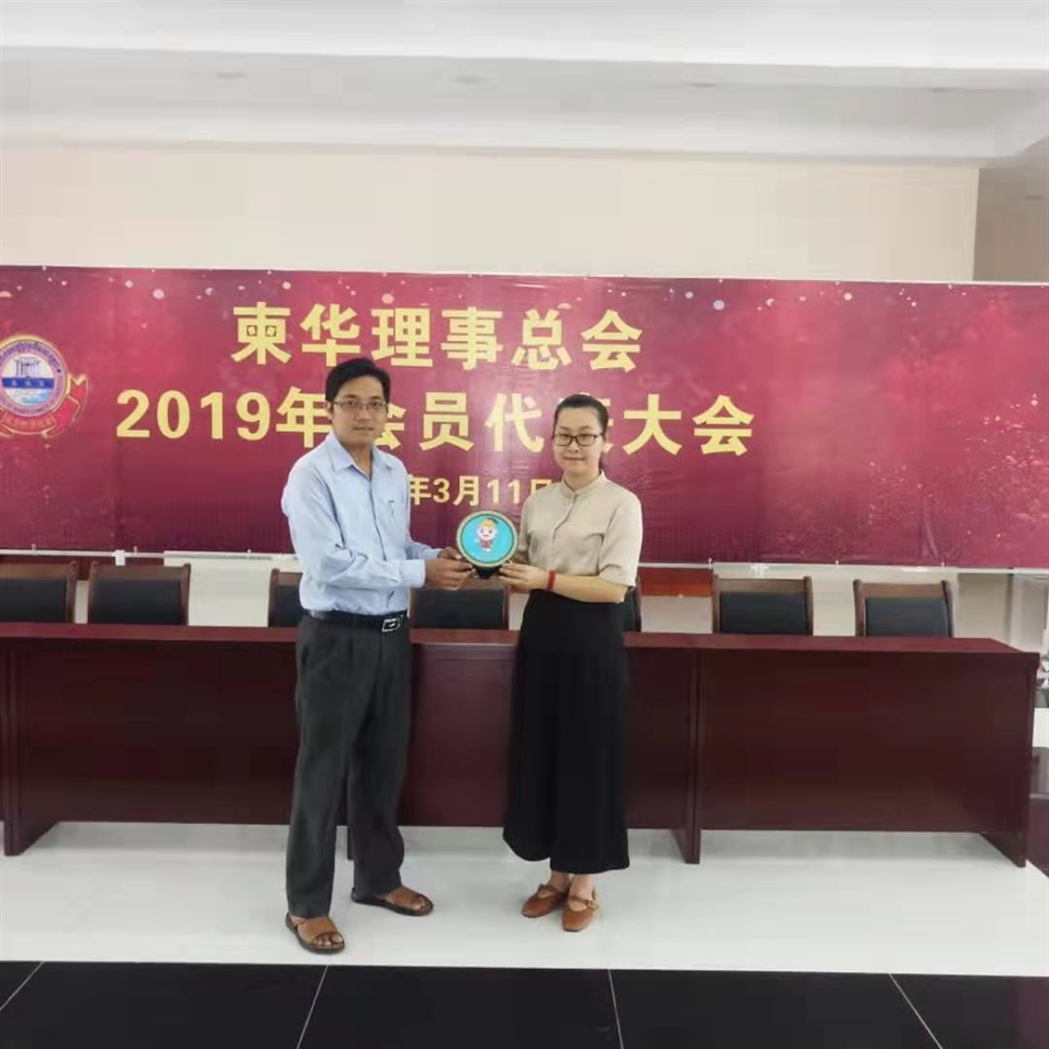 與柬華理事總會(huì )鐘耀輝秘書(shū)長(cháng)合影，并交換了紀念品